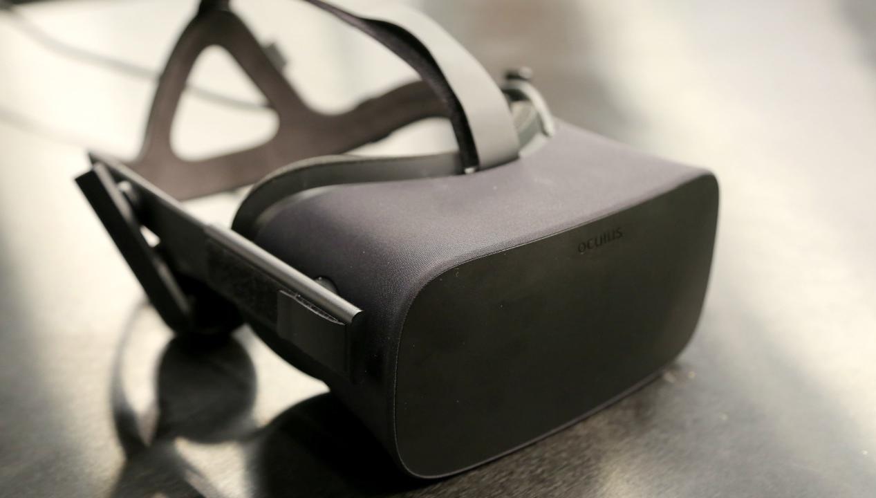 Watch us unbox and poke around the Oculus Rift for the first time