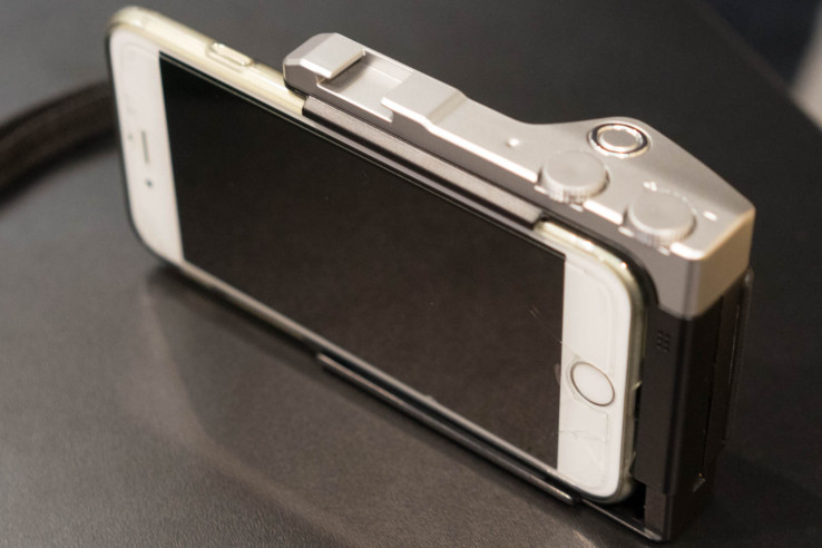 Hands-on with Pictar, which adds buttons and wheels to your iPhone camera