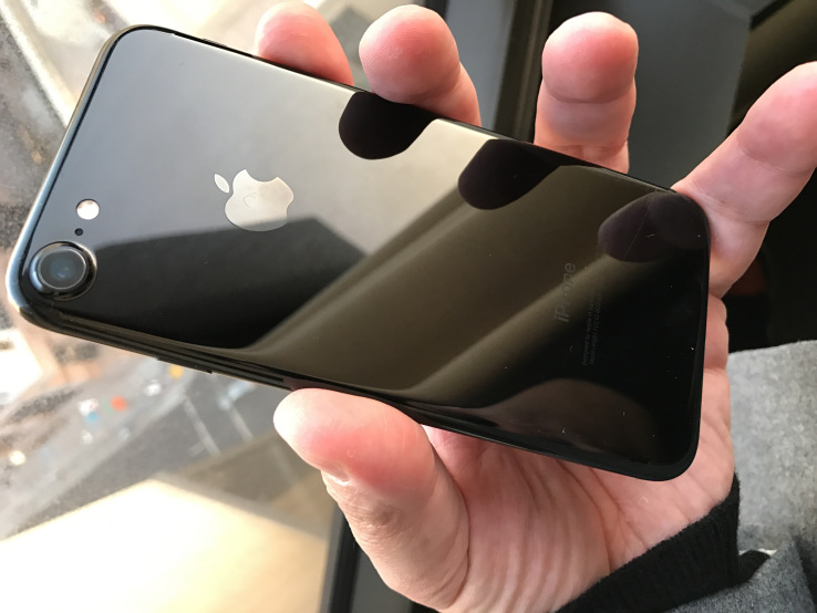 Apple’s iPhone 7 will be super limited in stores and all jet black and Plus models are sold out