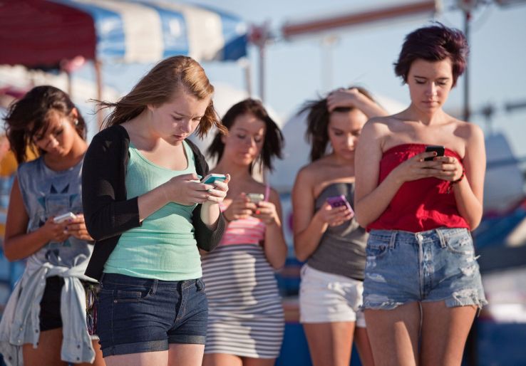 Teens favoring Snapchat and Instagram over Facebook, says eMarketer