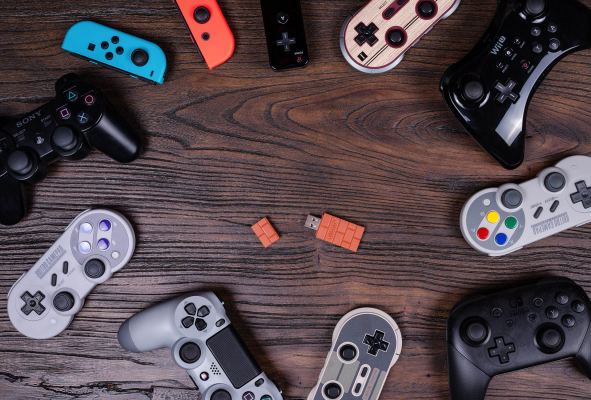 8bitdo’s wireless adapter adds flexibility to Xbox, PlayStation and Switch controllers