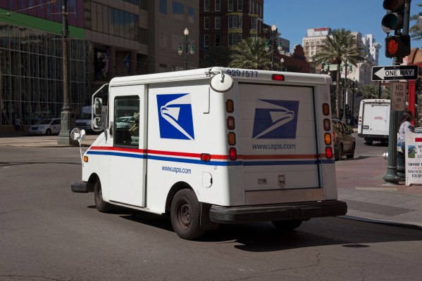 After bashing Amazon deals, Trump orders investigation of U.S. Postal Service