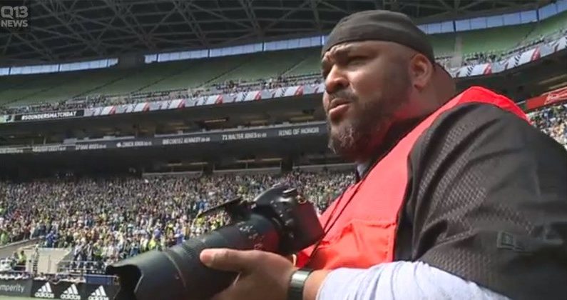 Ex-NFL Player Now a 6’5″, 300-Pound Sports Photographer