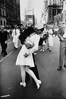 Kissing Sailor in Iconic ‘V-J Day in Times Square’ Photo Dies at 95